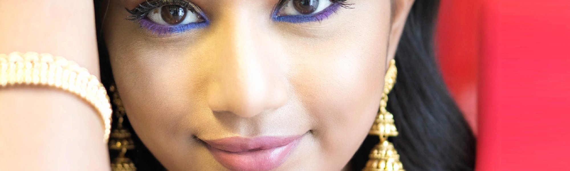 Light Up Your Eyes With Deya This Holiday Season